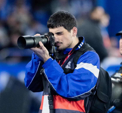 Telmo Miñano fotografiando durante un evento deportivo
